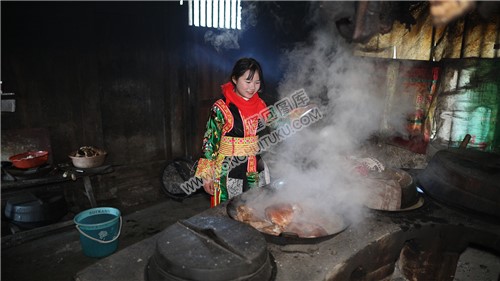 花瑶厨房锅里煮着腊猪肘子