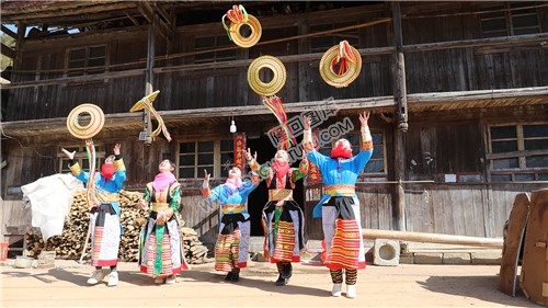 花瑶女孩向上抛着她们的花瑶帽
