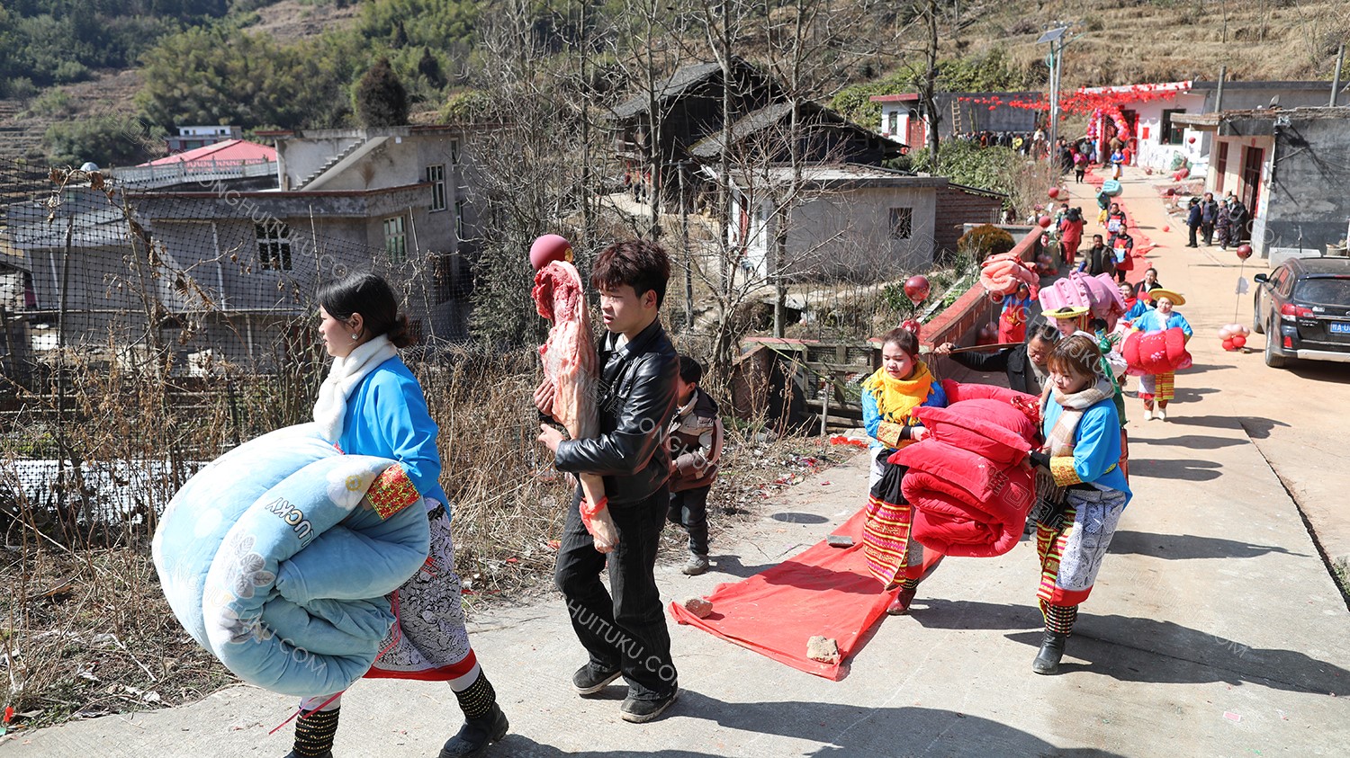 接亲队伍拿着棉被 扛着猪肉