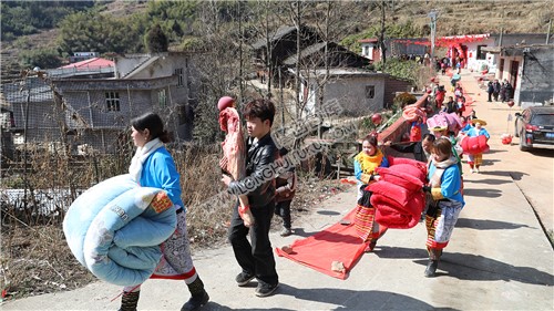 接亲队伍拿着棉被 扛着猪肉