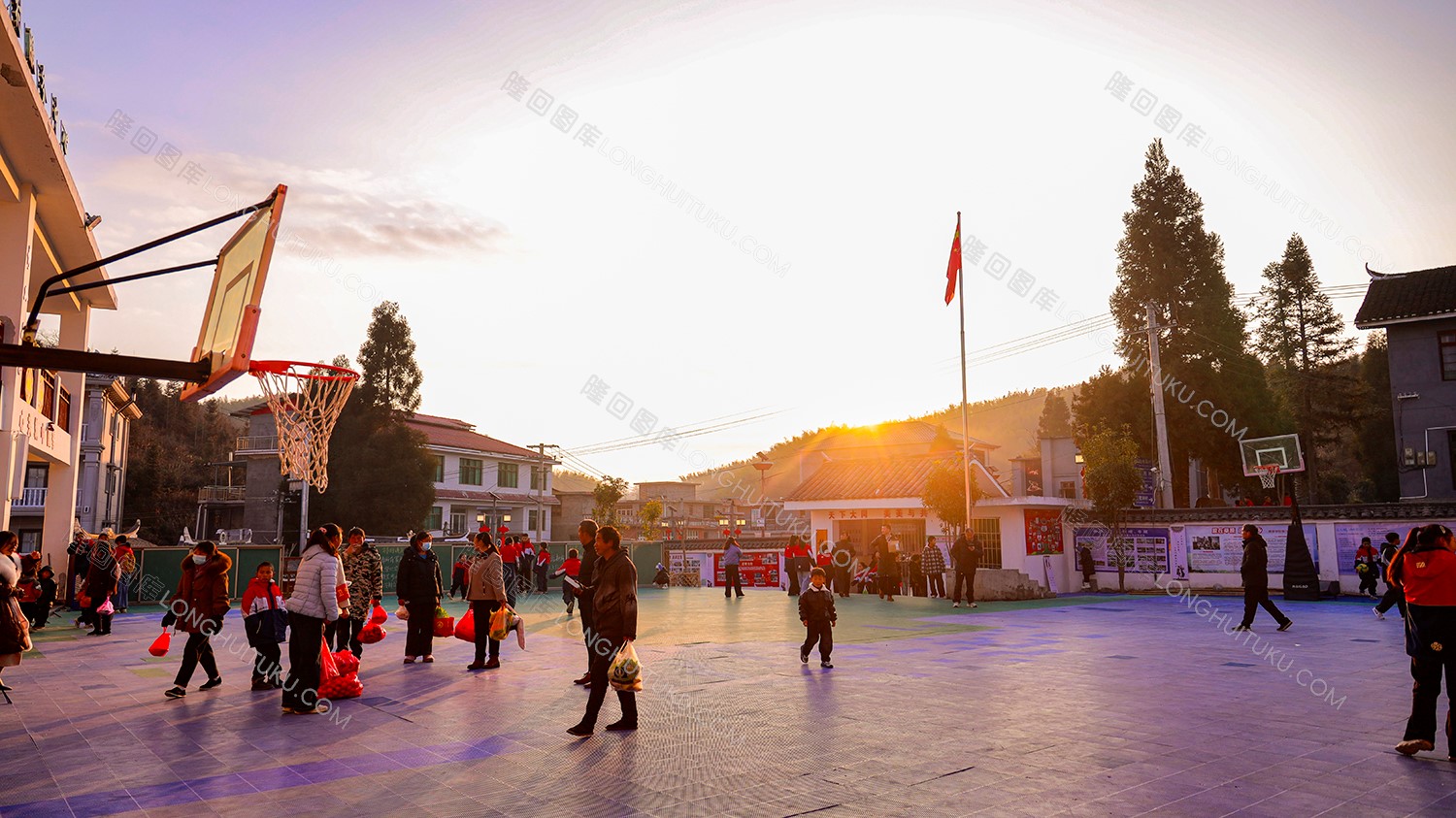 晨光中的草原学校