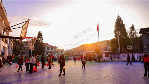 晨光中的草原学校