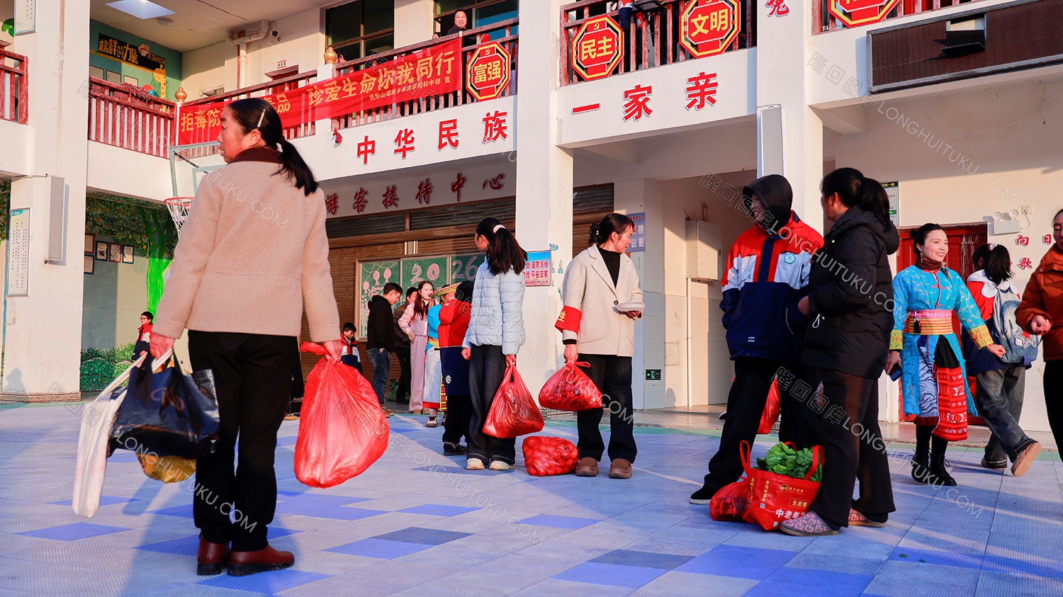 家长们提着萝卜白菜