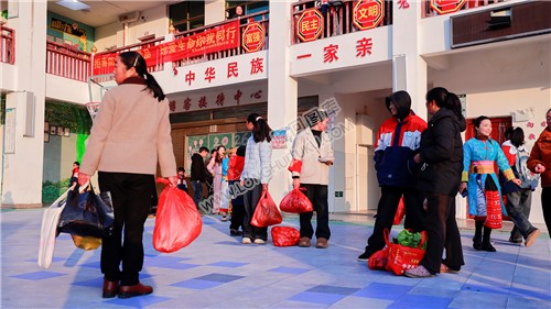 家长们提着萝卜白菜