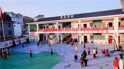 草原学校的清晨