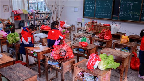 教室里学生们带来的菜