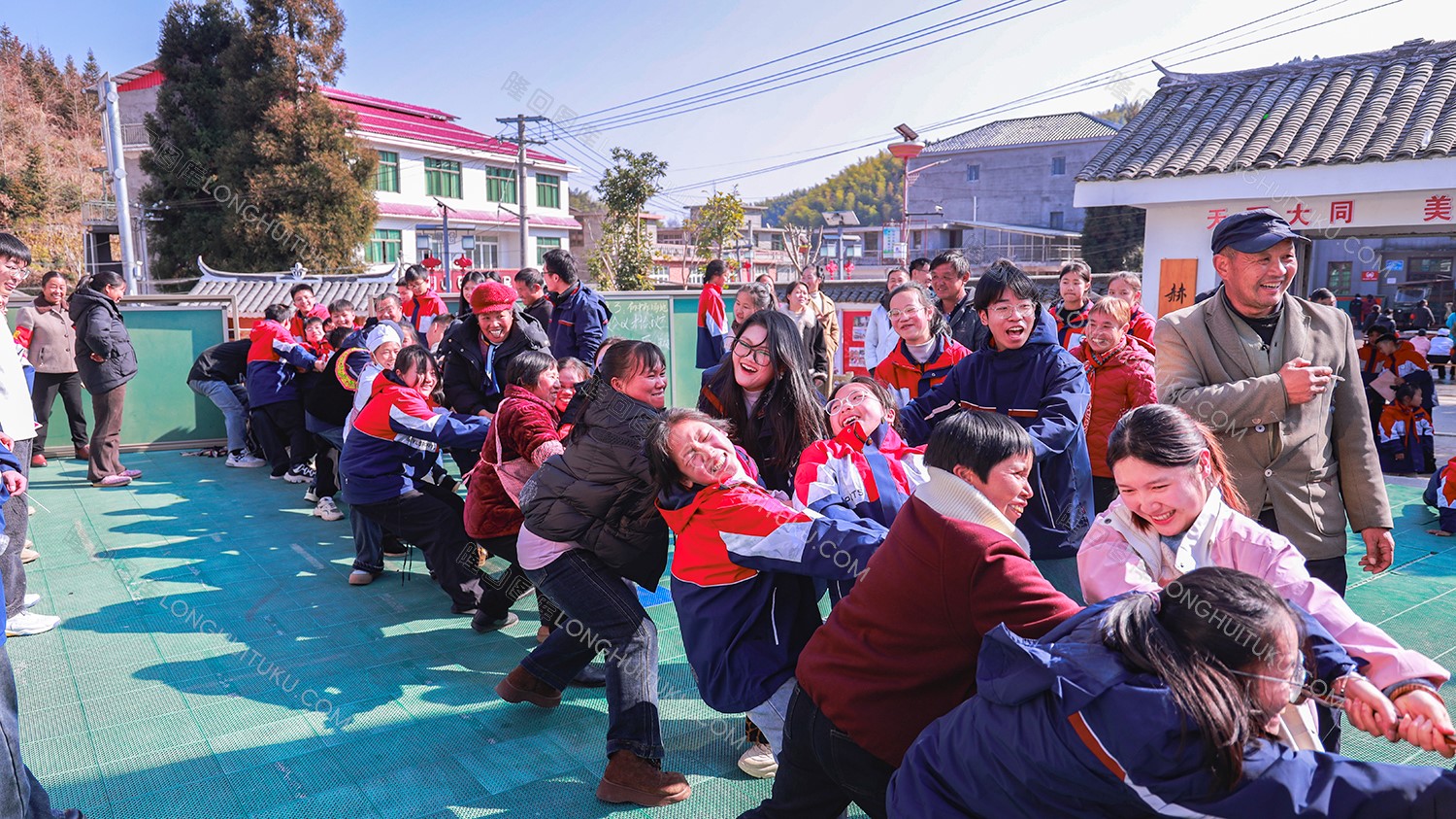 老师 家长 学生一起拔河