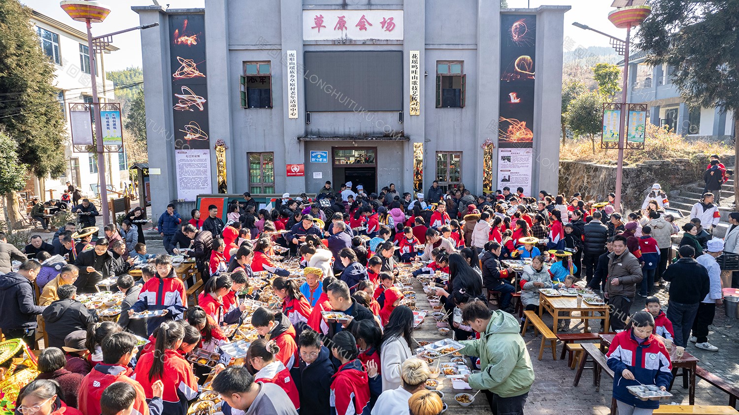 草原学校杀年猪迎新年