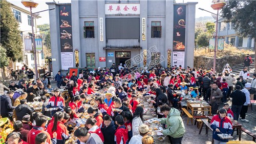 草原学校杀年猪迎新年