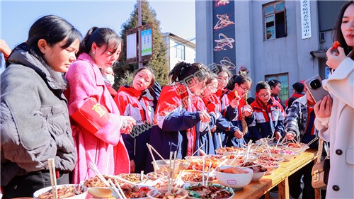学生们在品尝同学们带来的百家菜