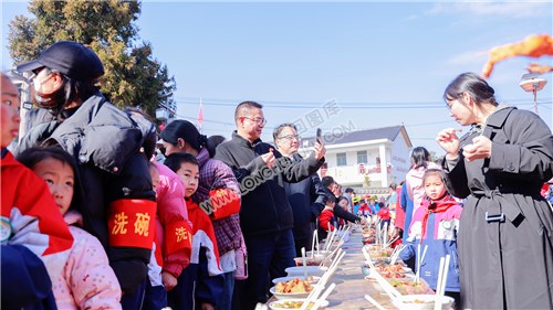 嘉宾在品尝学生家里带来的百家菜