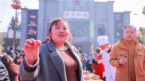 陈美红展示美食鸭脚包肠