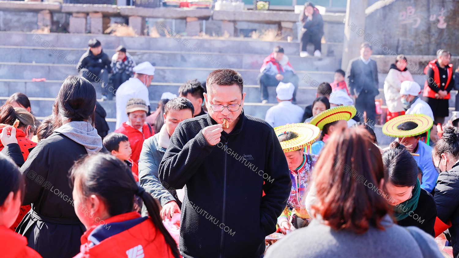 嘉宾雷勇在品尝学生们带来的百家菜