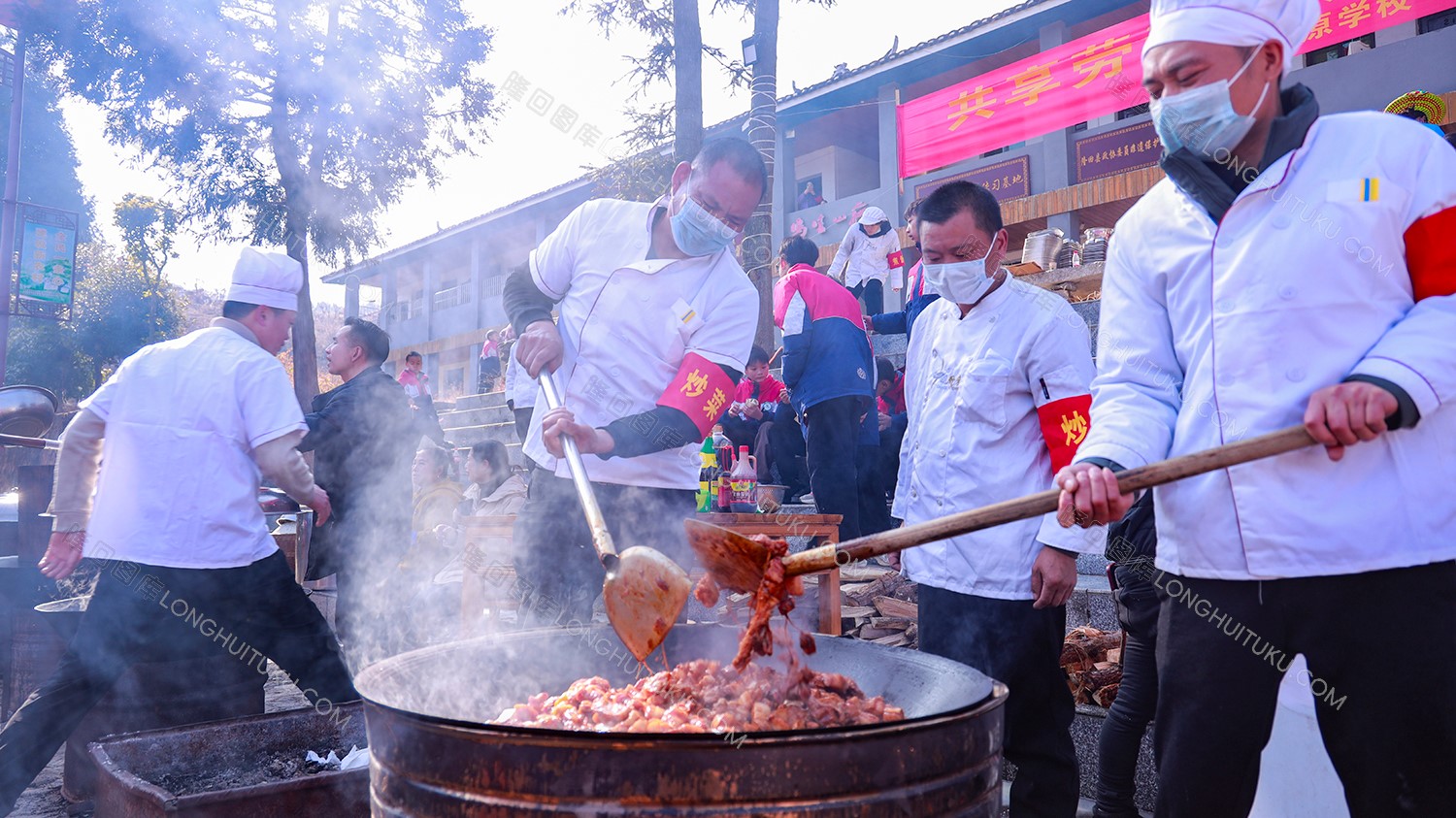 炒菜组的家长们正在炒红烧肉