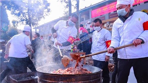炒菜组的家长们正在炒红烧肉