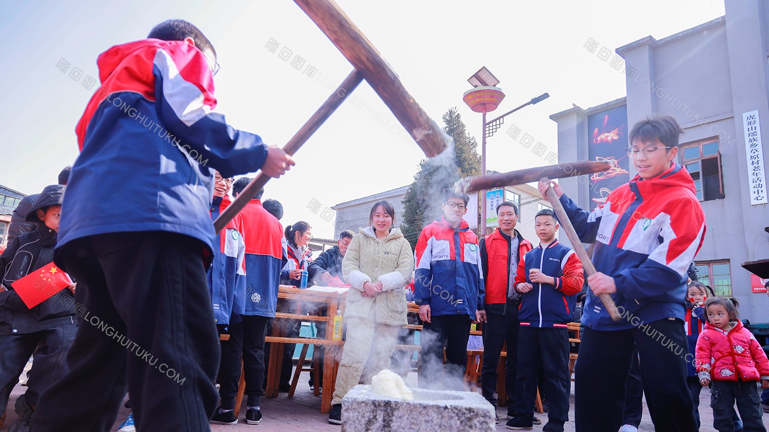 学生们舂糍粑