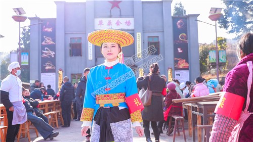 身穿花瑶服装的幼儿园家长