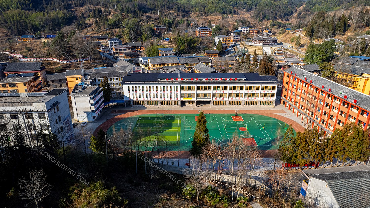 航拍虎形山瑶族乡九年义务制学校