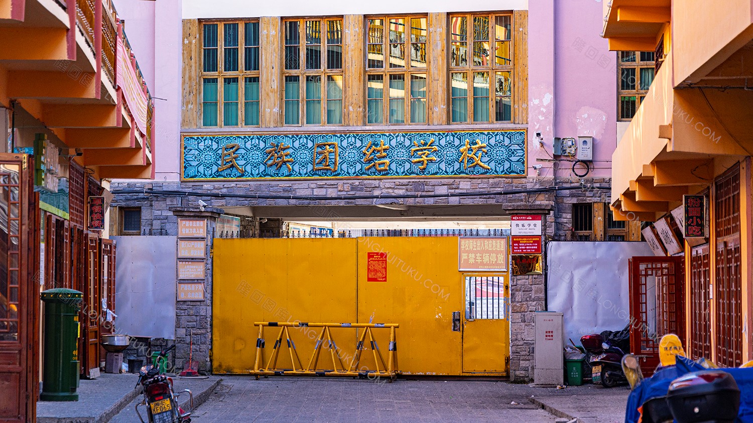 虎形山中学大门