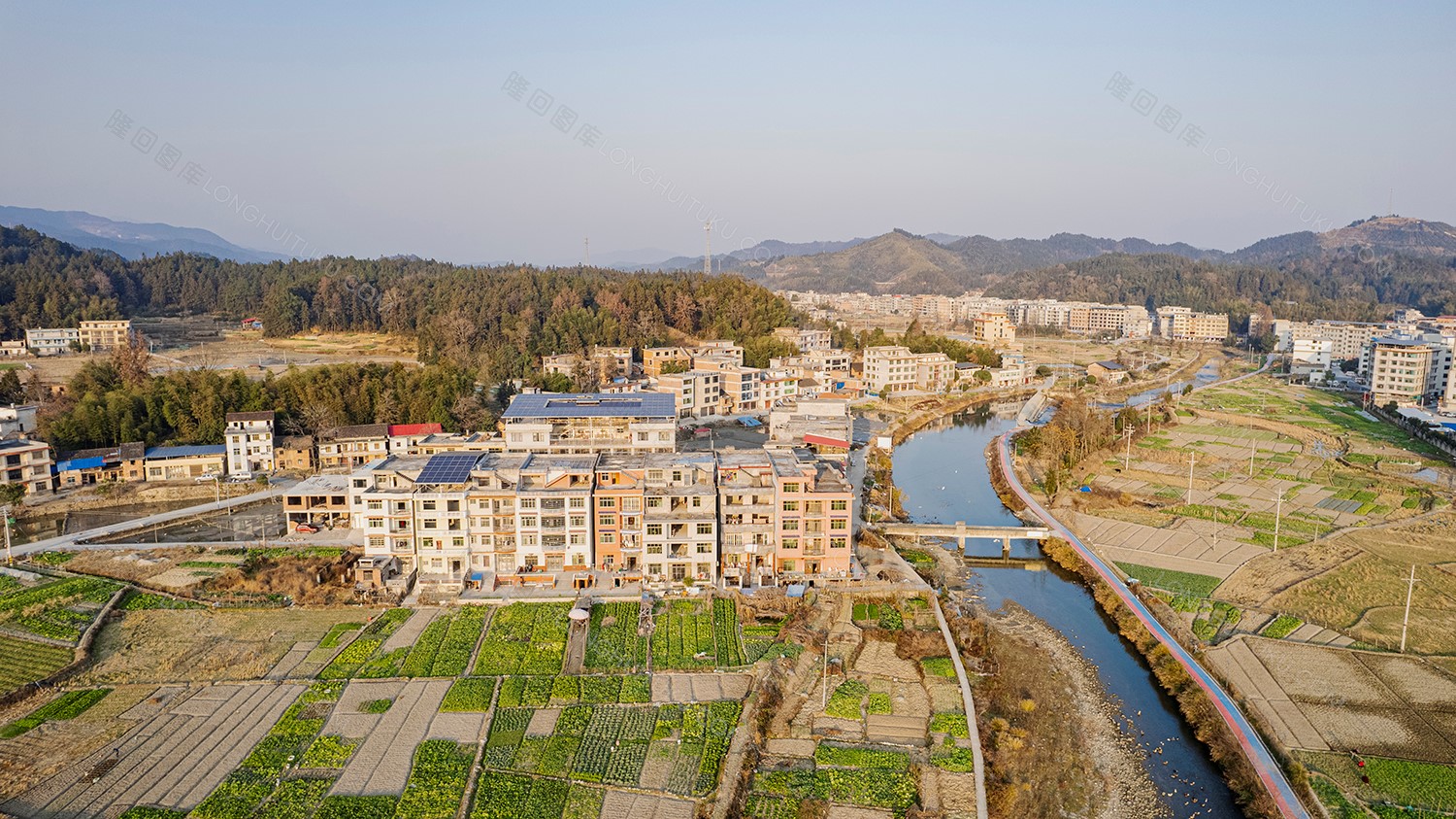 金石桥河岸两旁