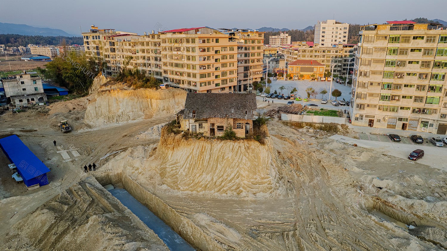 金石桥开发区中矗立的一座房子