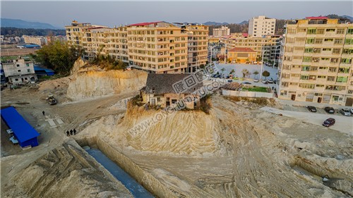 金石桥开发区中矗立的一座房子