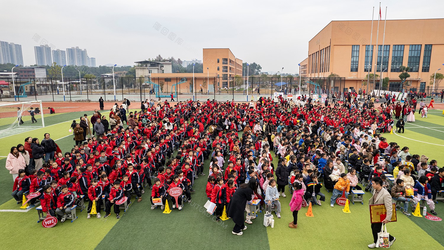 隆回县芙蓉学校操场上的学生们
