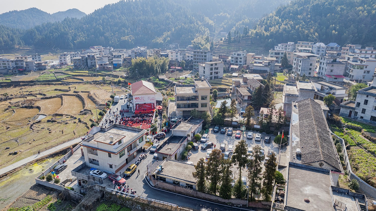 晓阳溪村村委会与学校周边