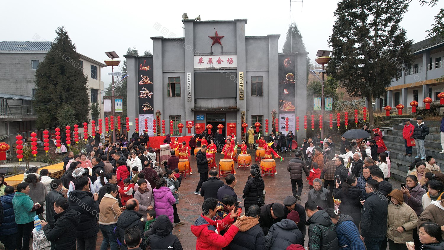 草原会场张灯结彩迎春节