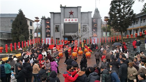 草原会场张灯结彩迎春节