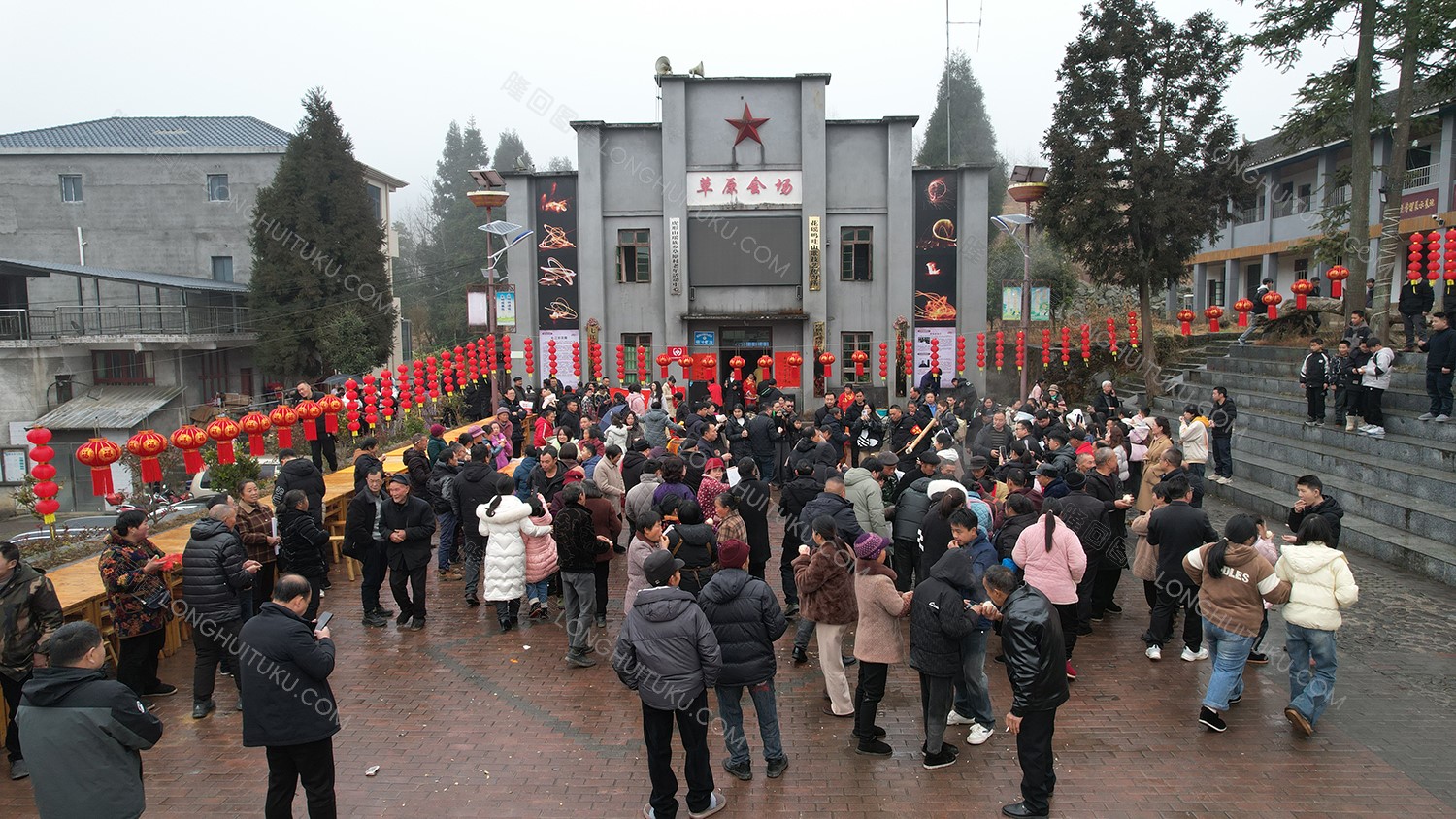 草原会场张灯结彩迎春节