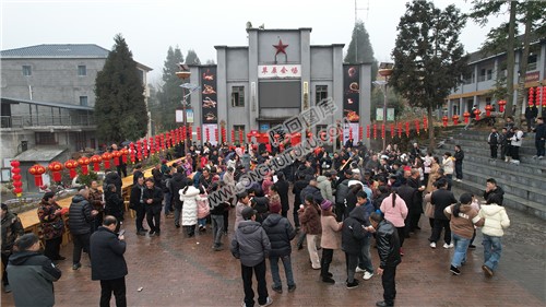 草原会场张灯结彩迎春节