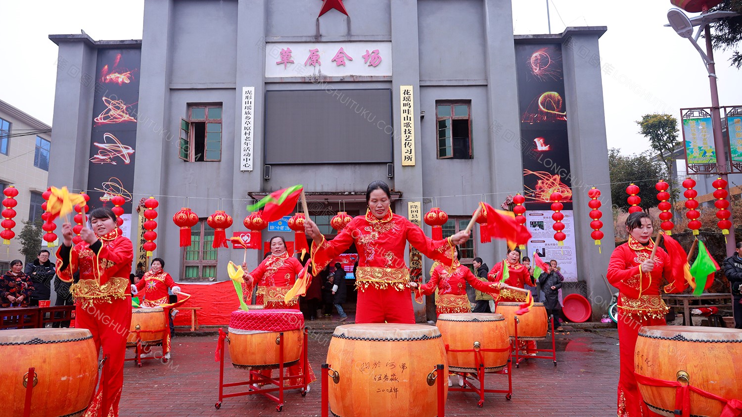 草原村会场锣鼓敲起来