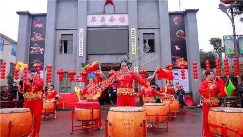 草原村会场锣鼓敲起来