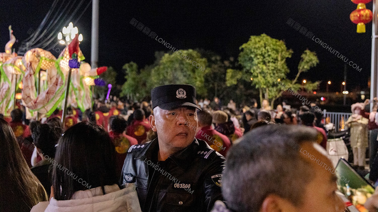 公安民警在现场维护活动安全