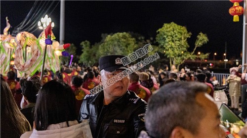 公安民警在现场维护活动安全