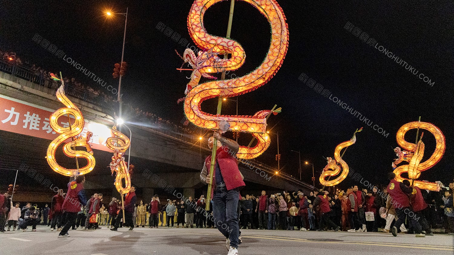 隆回游龙队伍在紫霞园大桥下表演