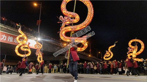隆回游龙队伍在紫霞园大桥下表演