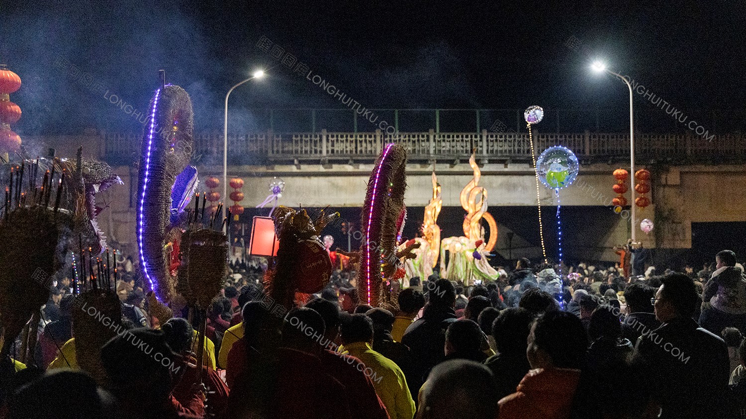 隆回游龙队伍在紫霞园大桥下表演