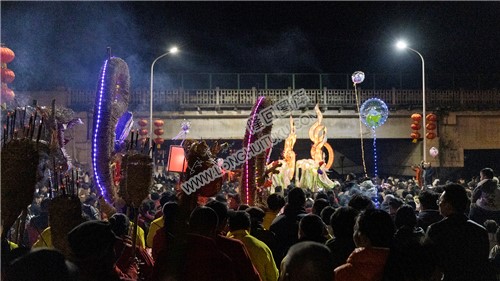 隆回游龙队伍在紫霞园大桥下表演