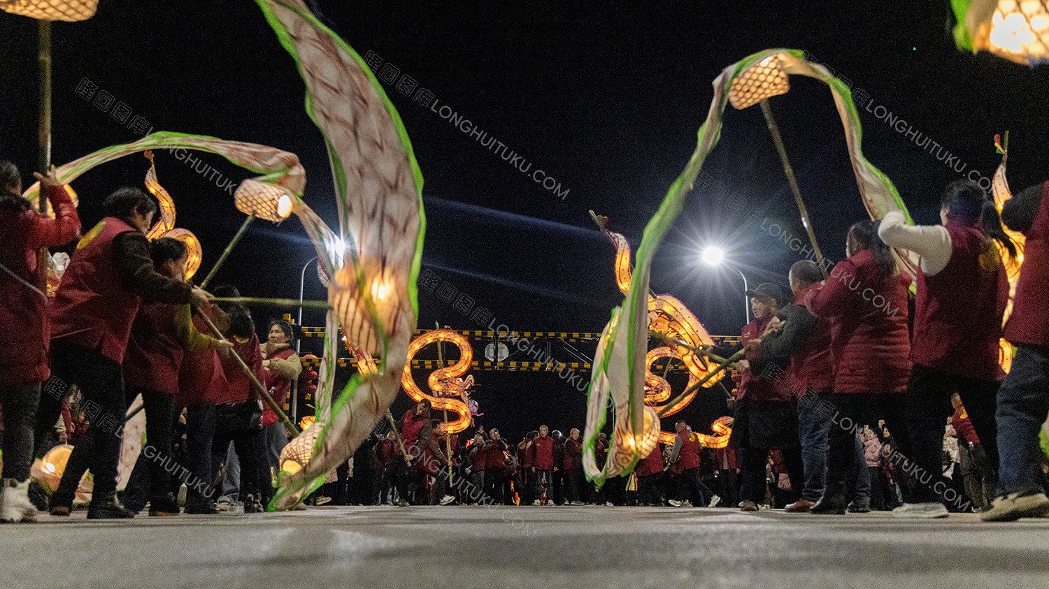 隆回游龙队伍在高架桥下表演