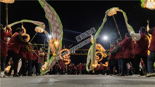隆回游龙队伍在高架桥下表演