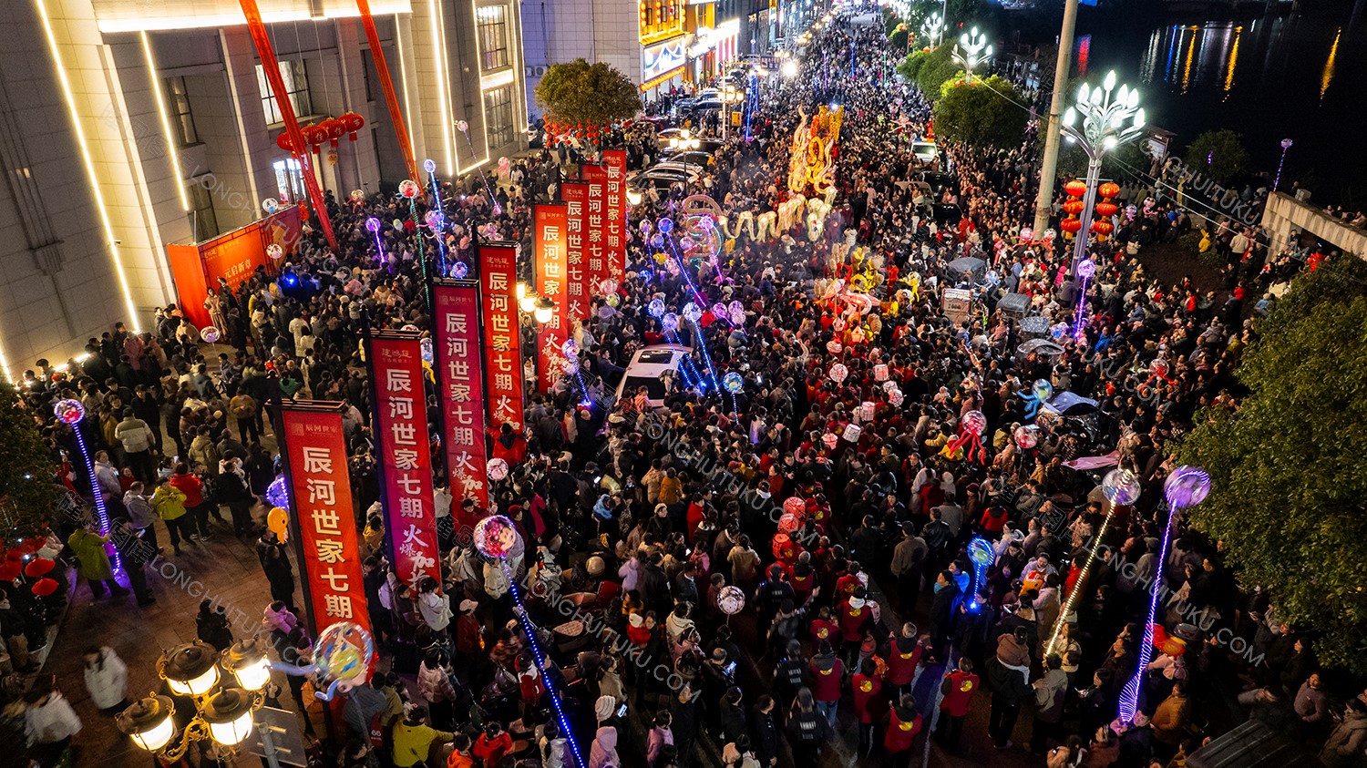 辰河世家售楼部门前人山人海