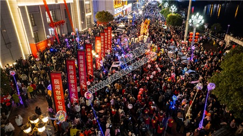 辰河世家售楼部门前人山人海