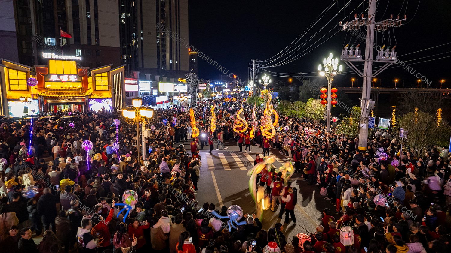 游龙队伍在辰河宴路口