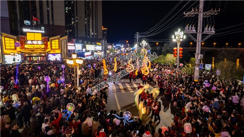 游龙队伍在辰河宴路口