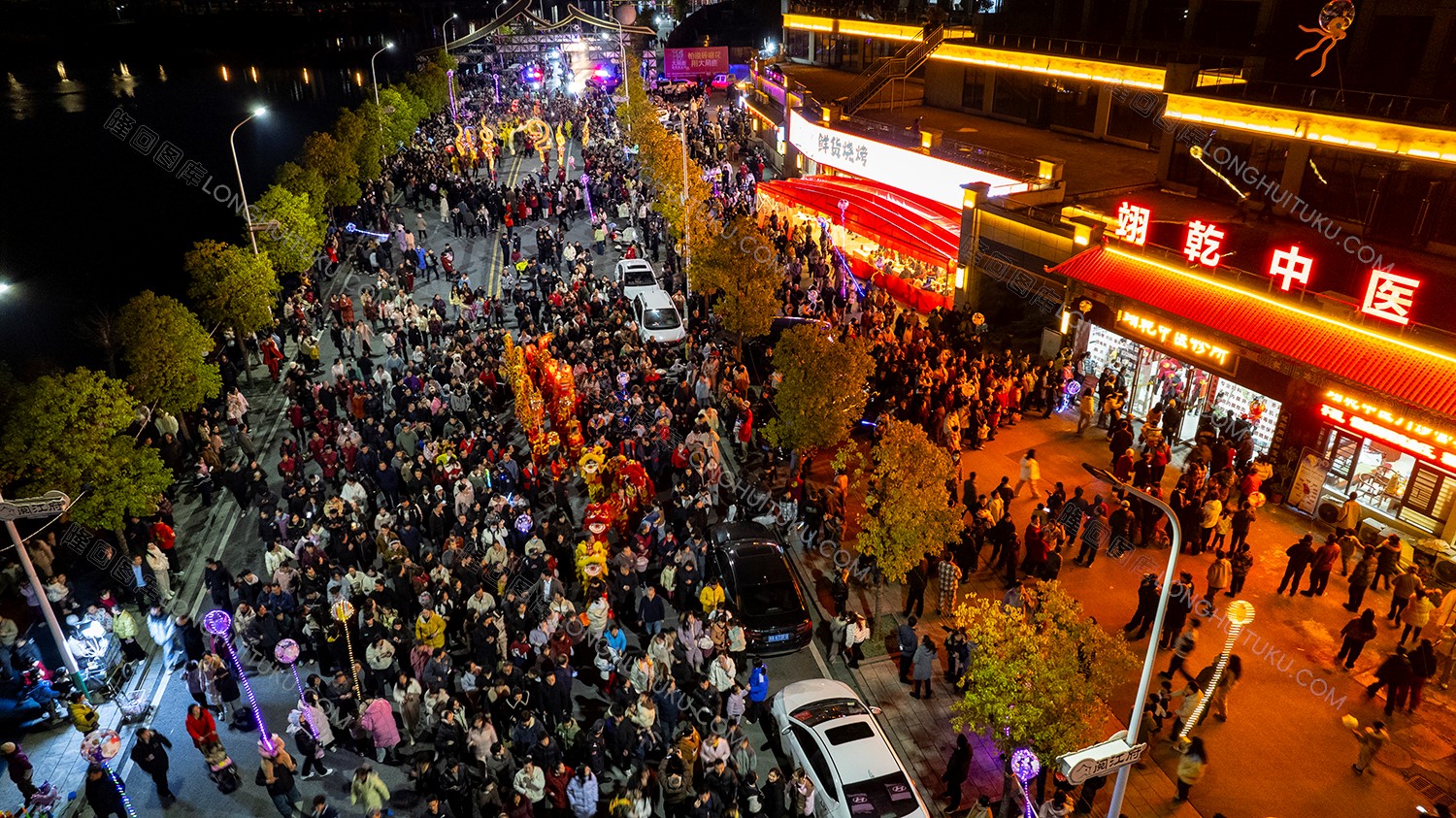 翊乾中医馆前面的游龙队伍