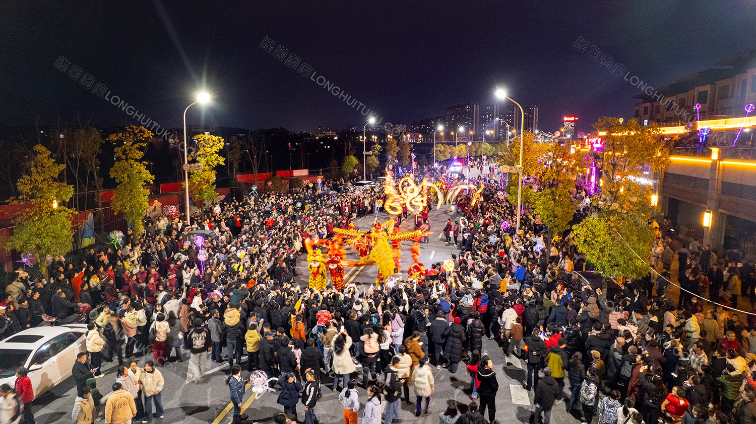 隆回游龙队伍在阅江府表演
