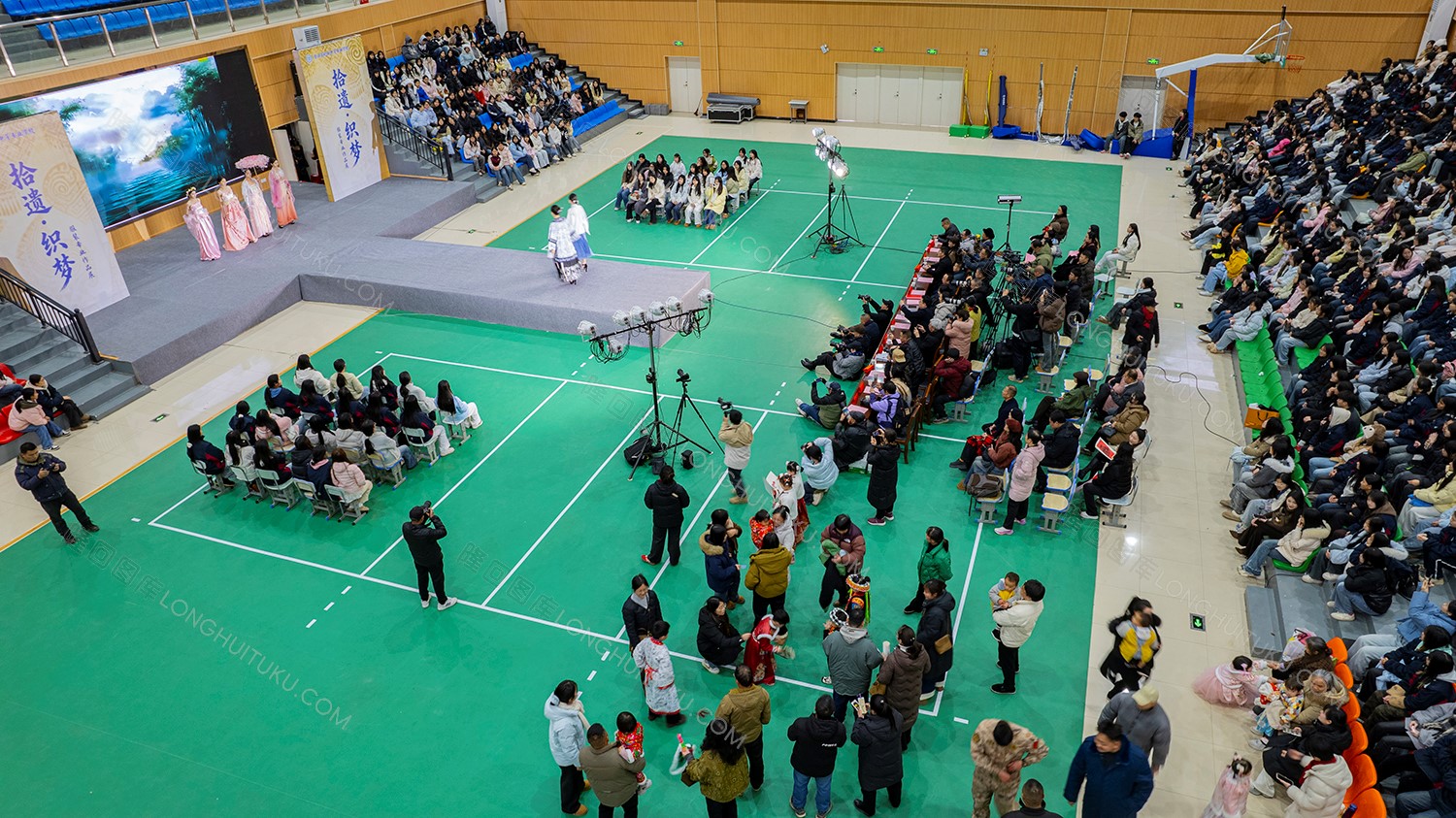 隆回职中时装秀现场航拍