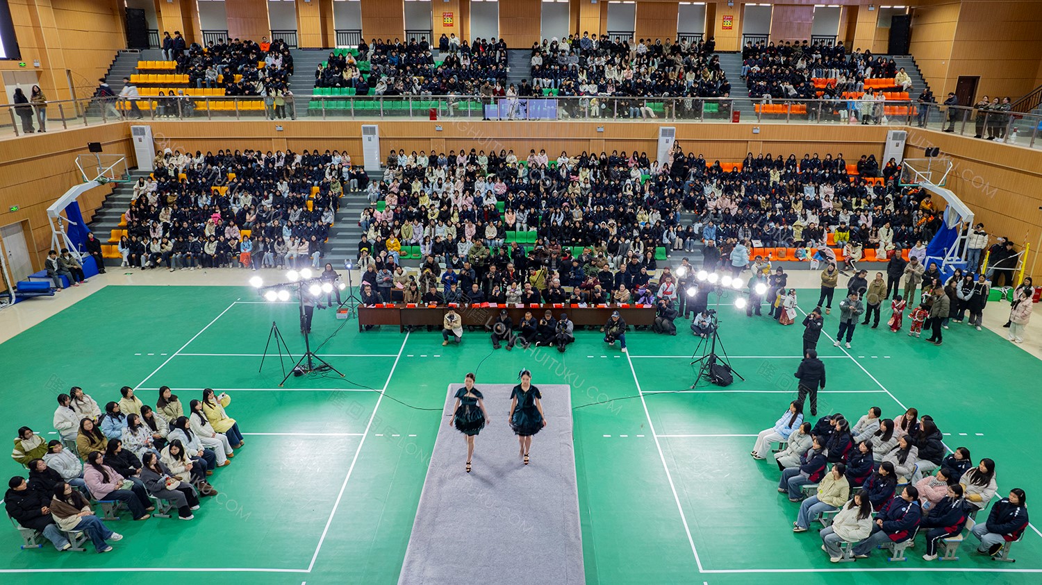 航拍隆回职中体育馆的时装秀